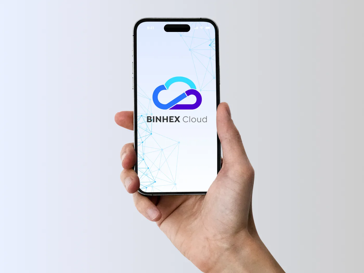 Una mano que sostiene un teléfono móvil en el que se ve el logotipo de Binhex Cloud